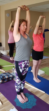 URDHVA BADANGHULIASANA (KEZEK ÖSSZEKULCSOLVA ÉS KIFORGATVA A FEJ FÖLÖTT) *laterális póz: ahol oldalra mozdulunk el, csípőlapátok egy vonalban, lábfejek 15 és 90 fokban