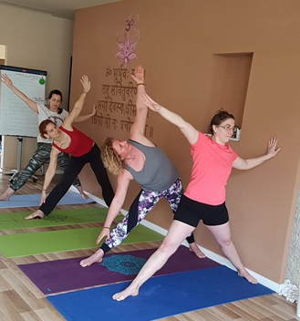 TRIKONASANA (3 SZÖG)