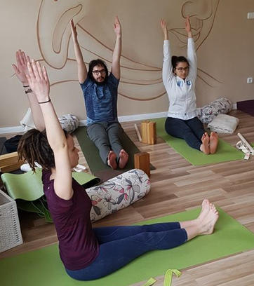 URDHVA DANDASANA (NYÚJTOTT LÁBAS ÜLÉS FÜLEK MELLÉ NYÚJTOTT KAROKKAL)