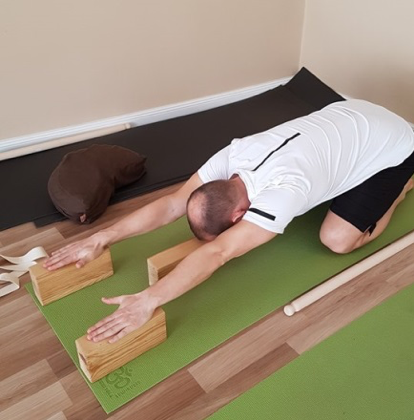 AMV = ADHO MUKHA VIRASANA (LEFELÉ NÉZŐ HŐSPÓZ)