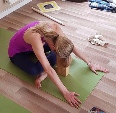 TRIANGA MUKHA EKAPADA PASCHIMOTTANASANA (1 NYÚJTOTT LÁBRA ELŐREHAJLÁS, MÁSIK LÁB VIRASANA TARTÁSBAN)