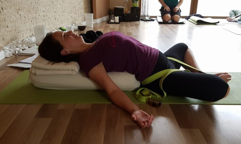  SUPTA BADDHAKONASANA (HÁTON FEKVŐ CIPÉSZPÓZ)
